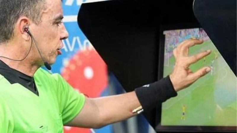 Công Nghệ VAR Là Gì Và Những Pha Bóng Thay Đổi Kết Quả